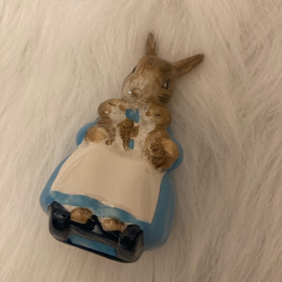 Royal Doulton Beatrix Potter “Mrs. Rabbit & Bunnies” - Picture 4 of 11